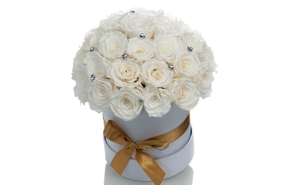White Infinity-Roses-in-a-Big-Hat-Box.