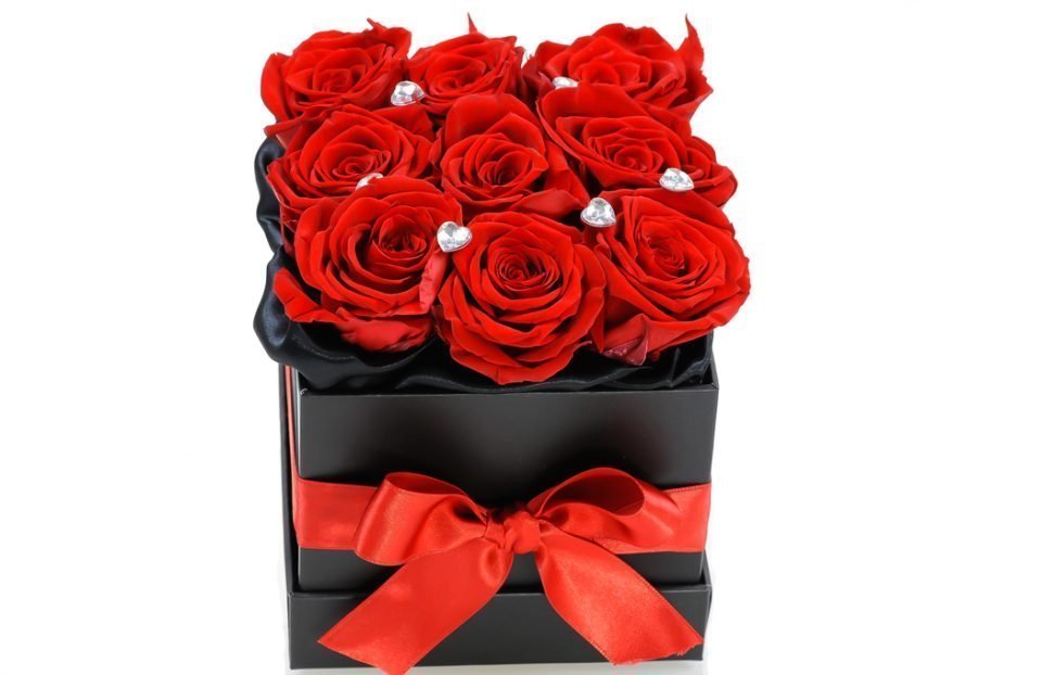 Red-infinity-roses-in-a-box