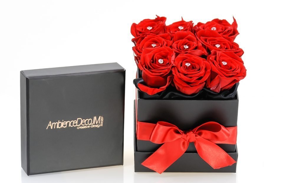 Red-infinity-roses-in-a-box