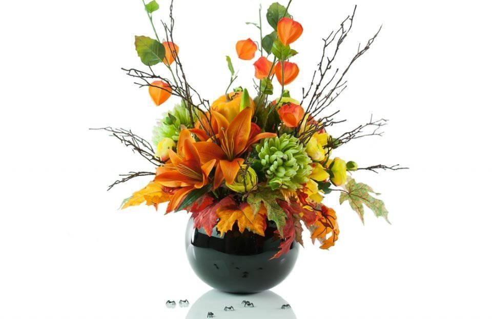 King-lilies-and-Chinese-lanterns-in-Halloween-arrangement