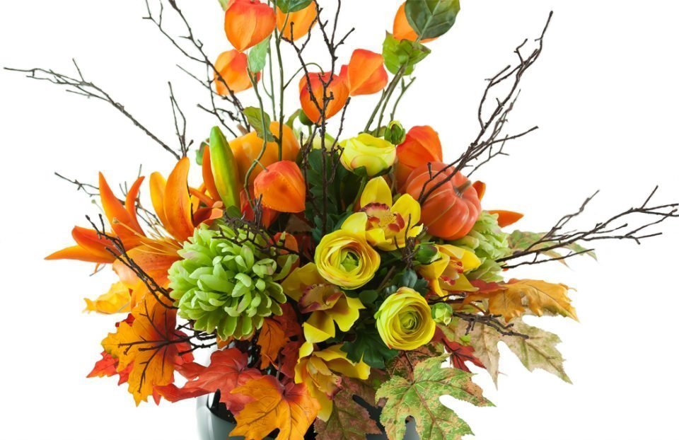 King-lilies-and-Chinese-lanterns-in-Halloween-arrangement