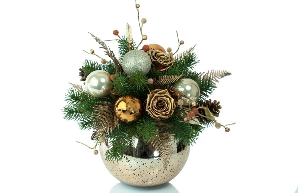 Christmas-centerpiece-in-gold-fishbowl