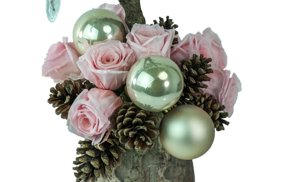 Christmas-centerpiece-with-pink-infinity-roses