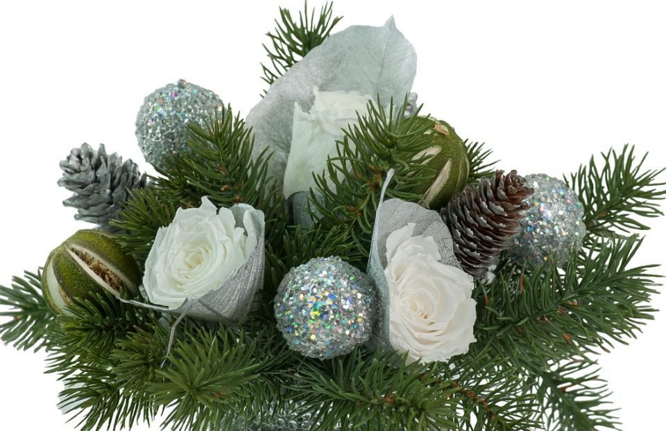Christmas-Centerpiece-in-silver-vase