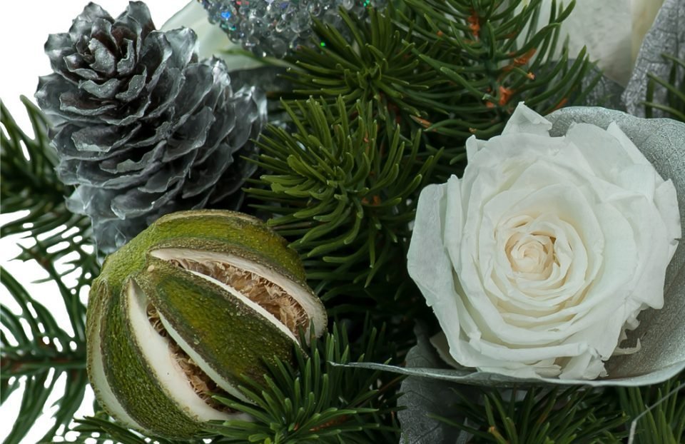 Christmas-centerpiece-in-silver-vase